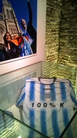 Trikot des 2010 verstorbenen Ex-Präsidenten Néstor Kirchner (Fan von Racing Club), das dieser gern beim Kicken trug; Ausstellungsstück im Museum del Bicentenario